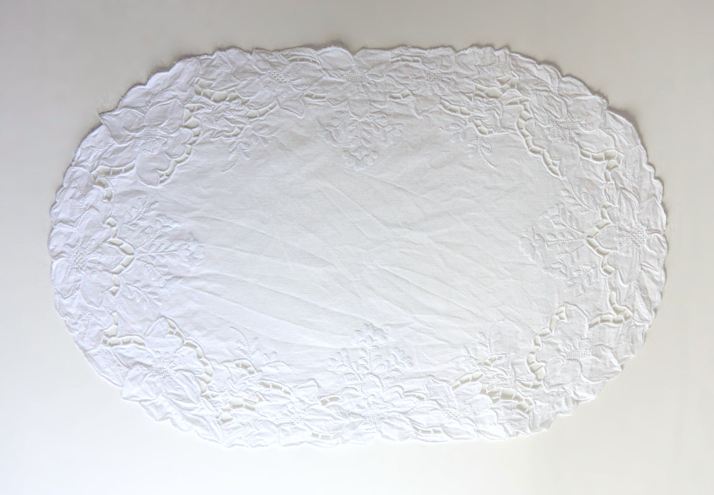 Napperon coton ovale brodé main 55 X 35cm