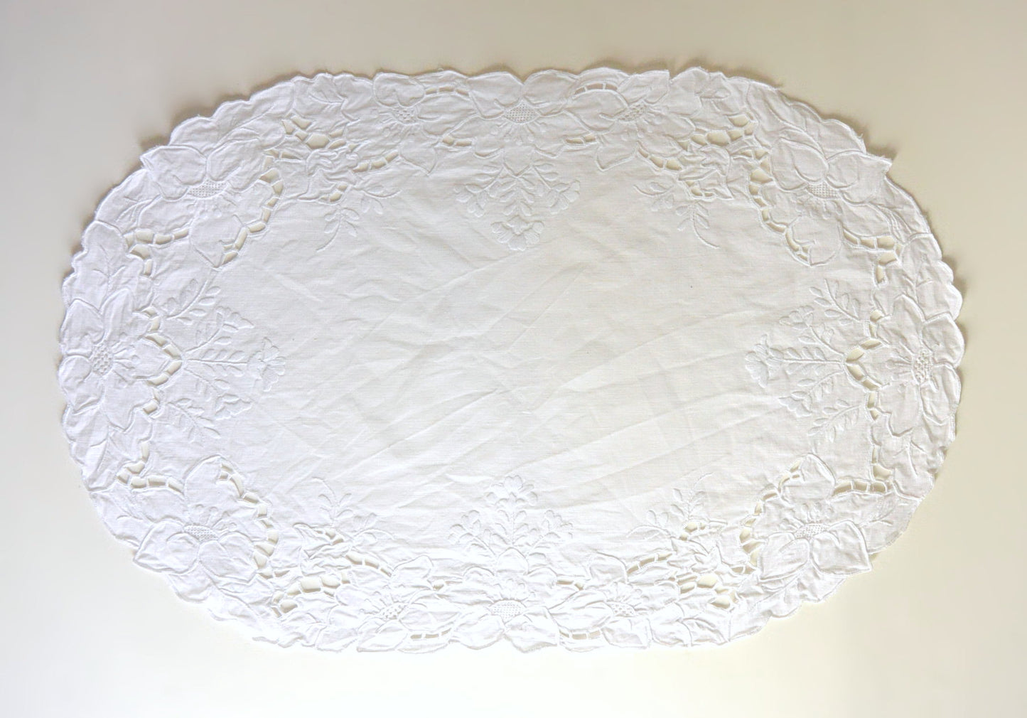Napperon coton ovale brodé main 55 X 35cm