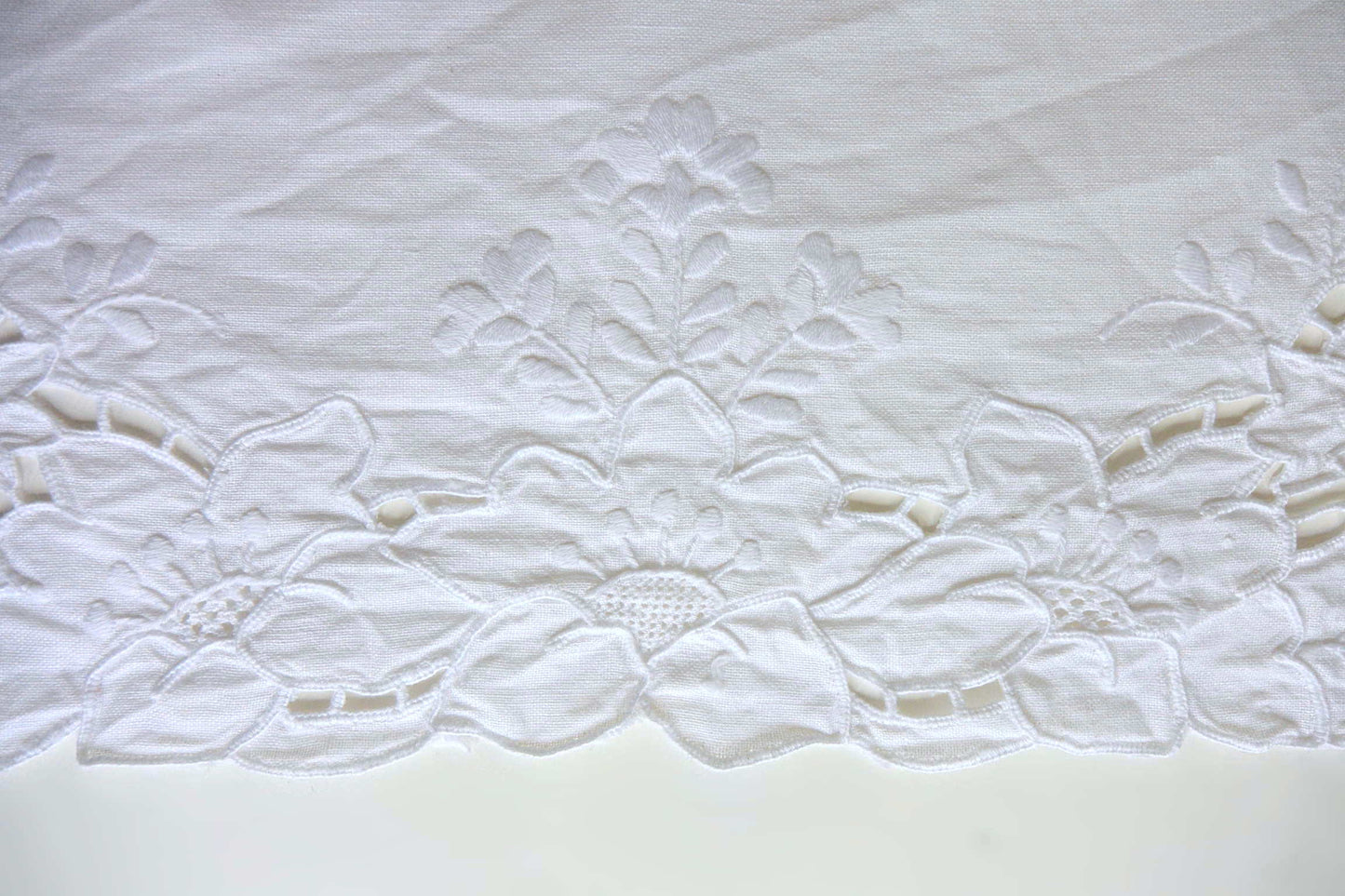 Napperon coton ovale brodé main 55 X 35cm