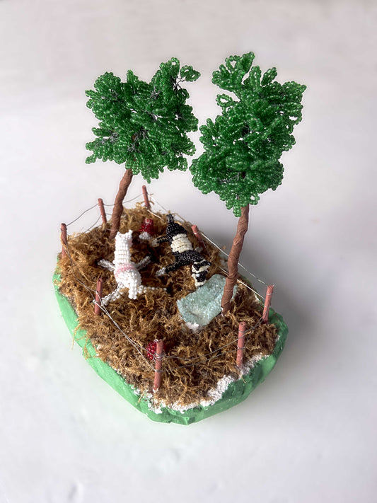 Décor miniature artisanal en perles de rocaille pâture arbres et chevaux