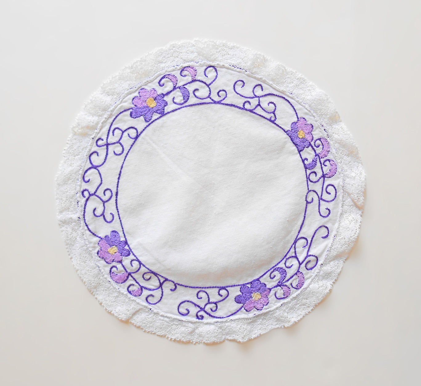 Napperon coton blanc 18cm dentelle brodé main fleurs violettes