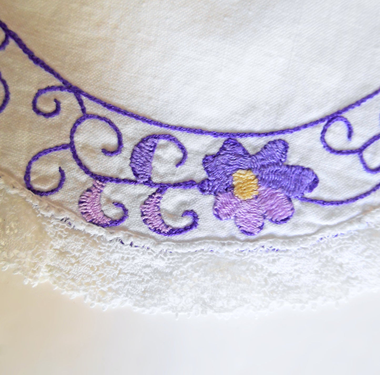 Napperon coton blanc 18cm dentelle brodé main fleurs violettes