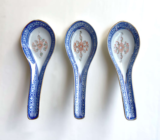 Lot 3 cuillères à soupe asiatiques porcelaine grain de riz bleu rouge doré vintage