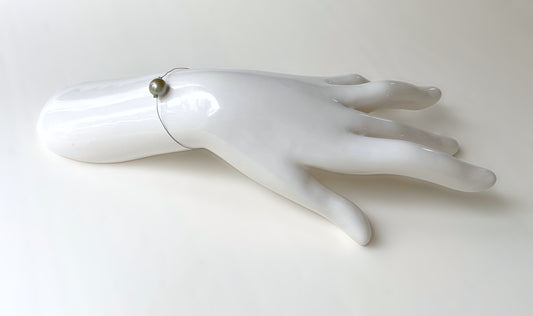 Bracelet perle de Tahiti 1cmø montée sur câble métallique intercalaires argent