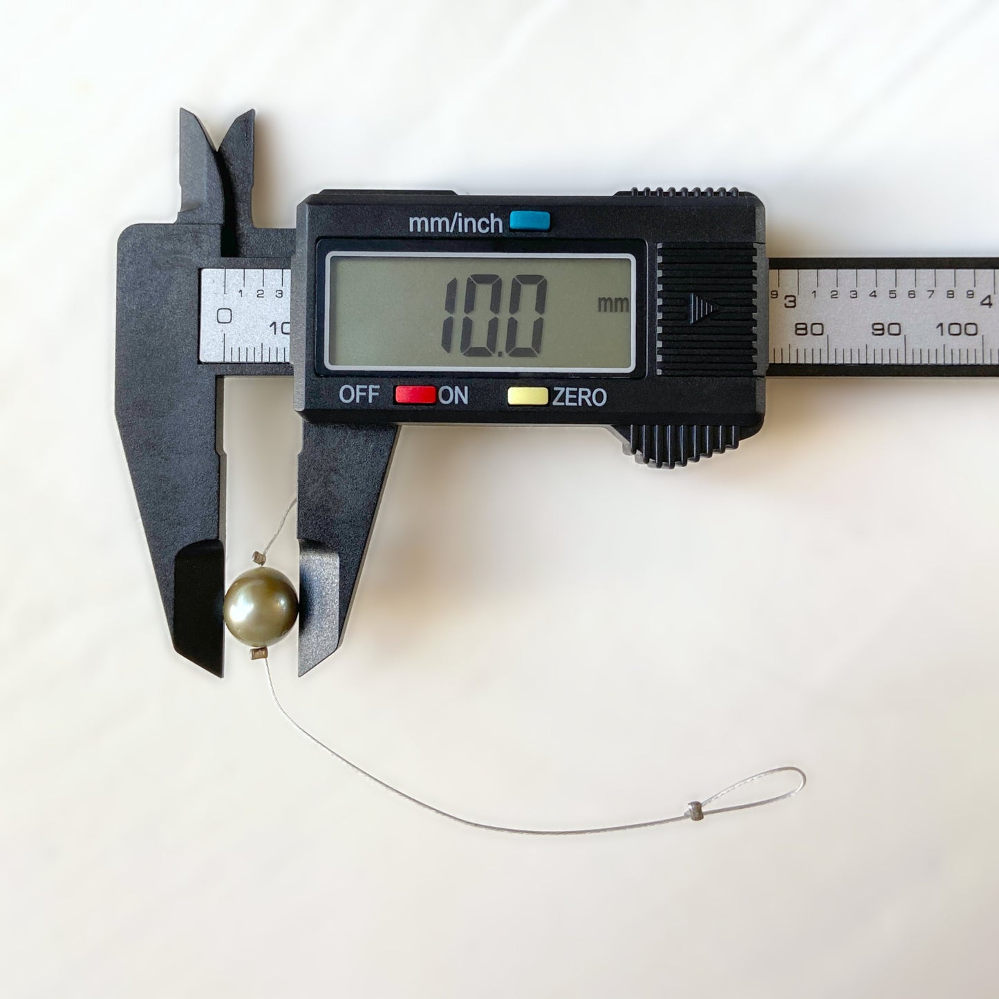 Bracelet perle de Tahiti 1cmø montée sur câble métallique intercalaires argent