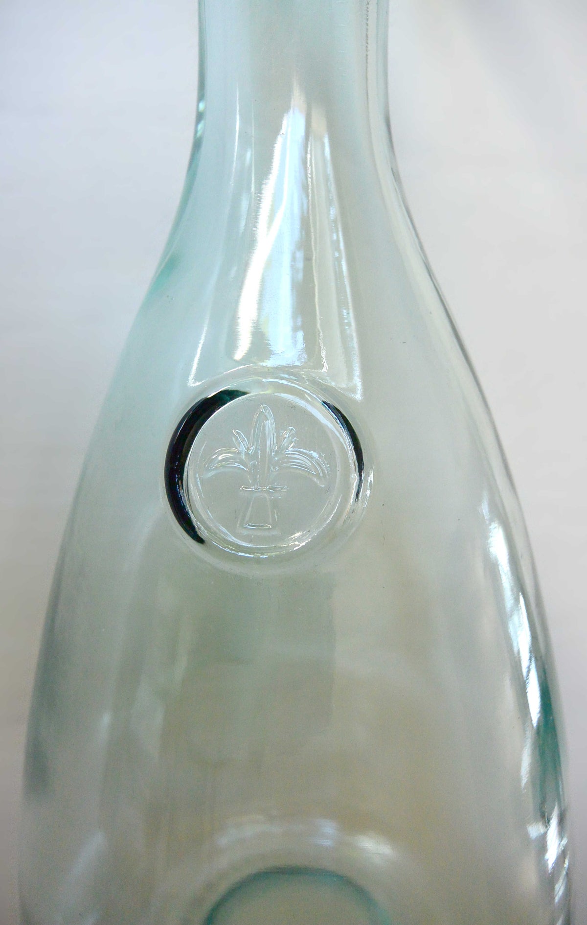 Carafe à vin verre blanc fleur de lys années 50 150cl 30cm