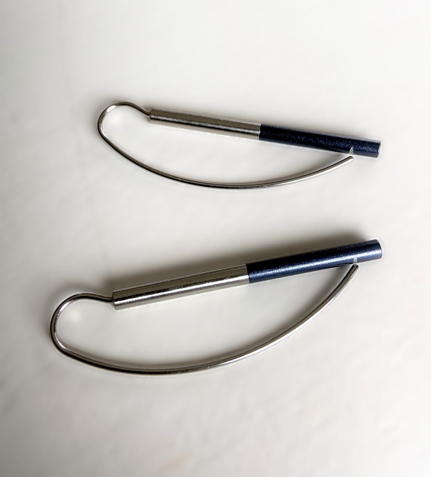 Boucles d'oreilles pendantes design acier inox bleu métallisé
