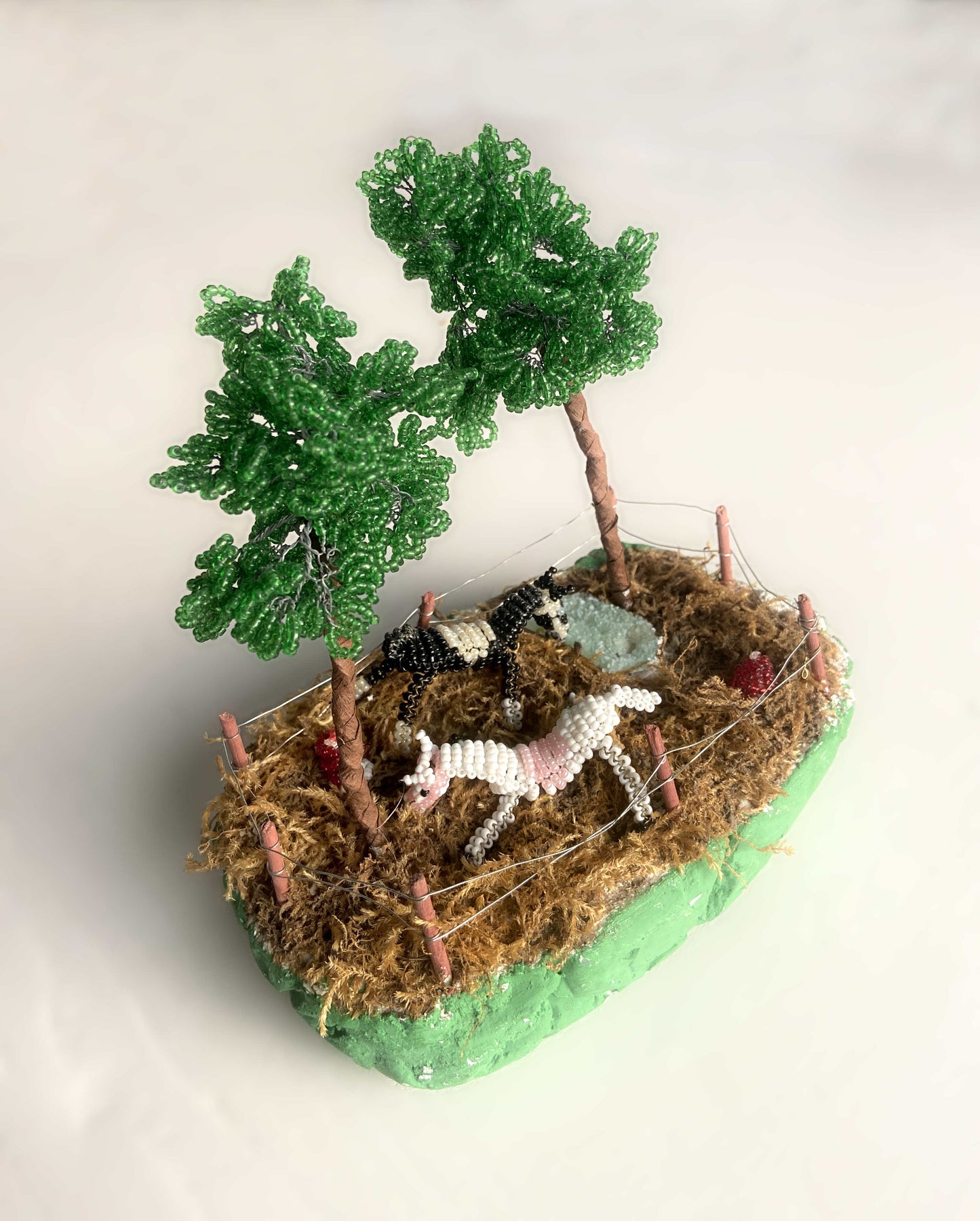 Décor miniature artisanal en perles de rocaille pâture arbres et chevaux