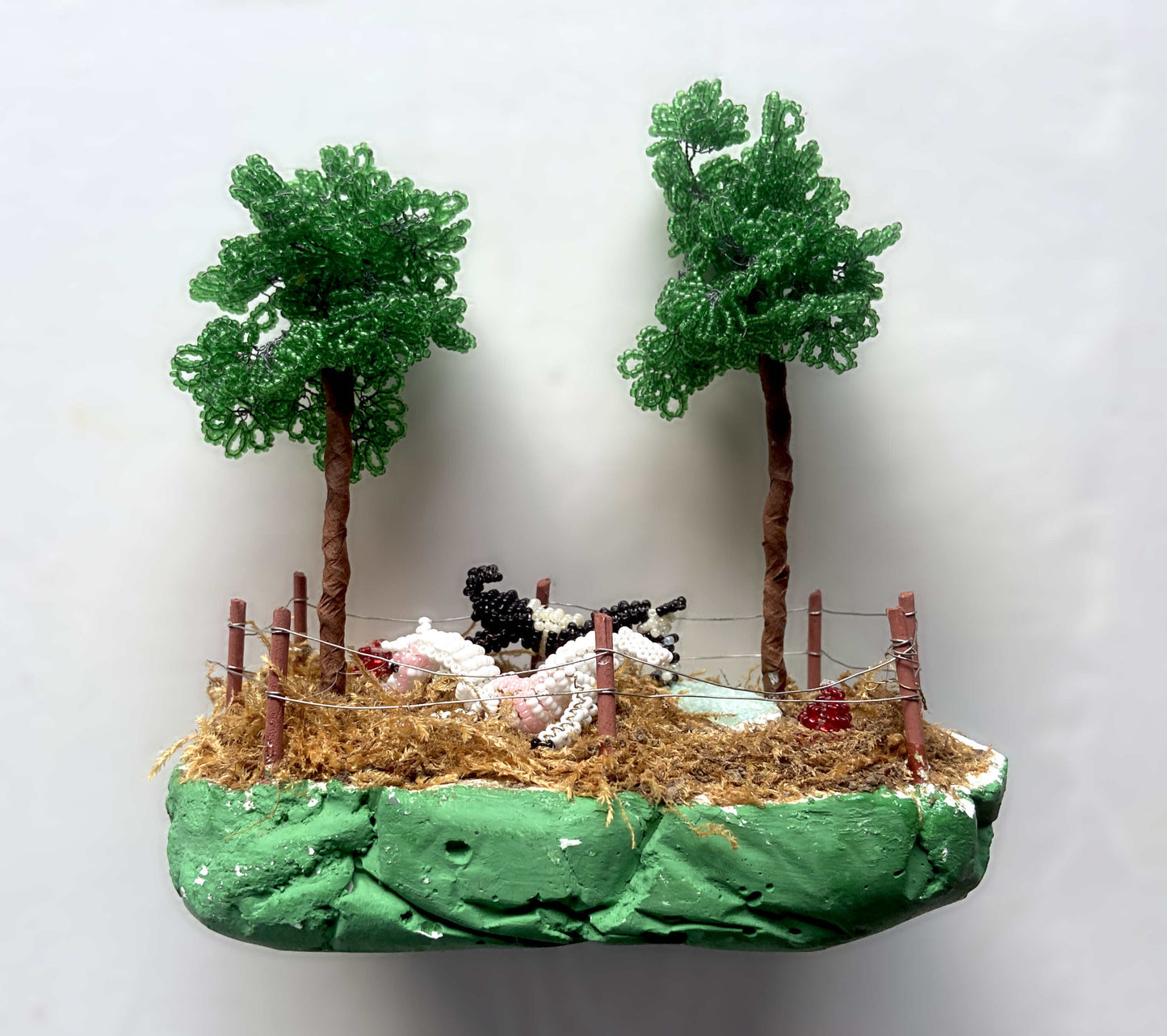 Décor miniature artisanal en perles de rocaille pâture arbres et chevaux