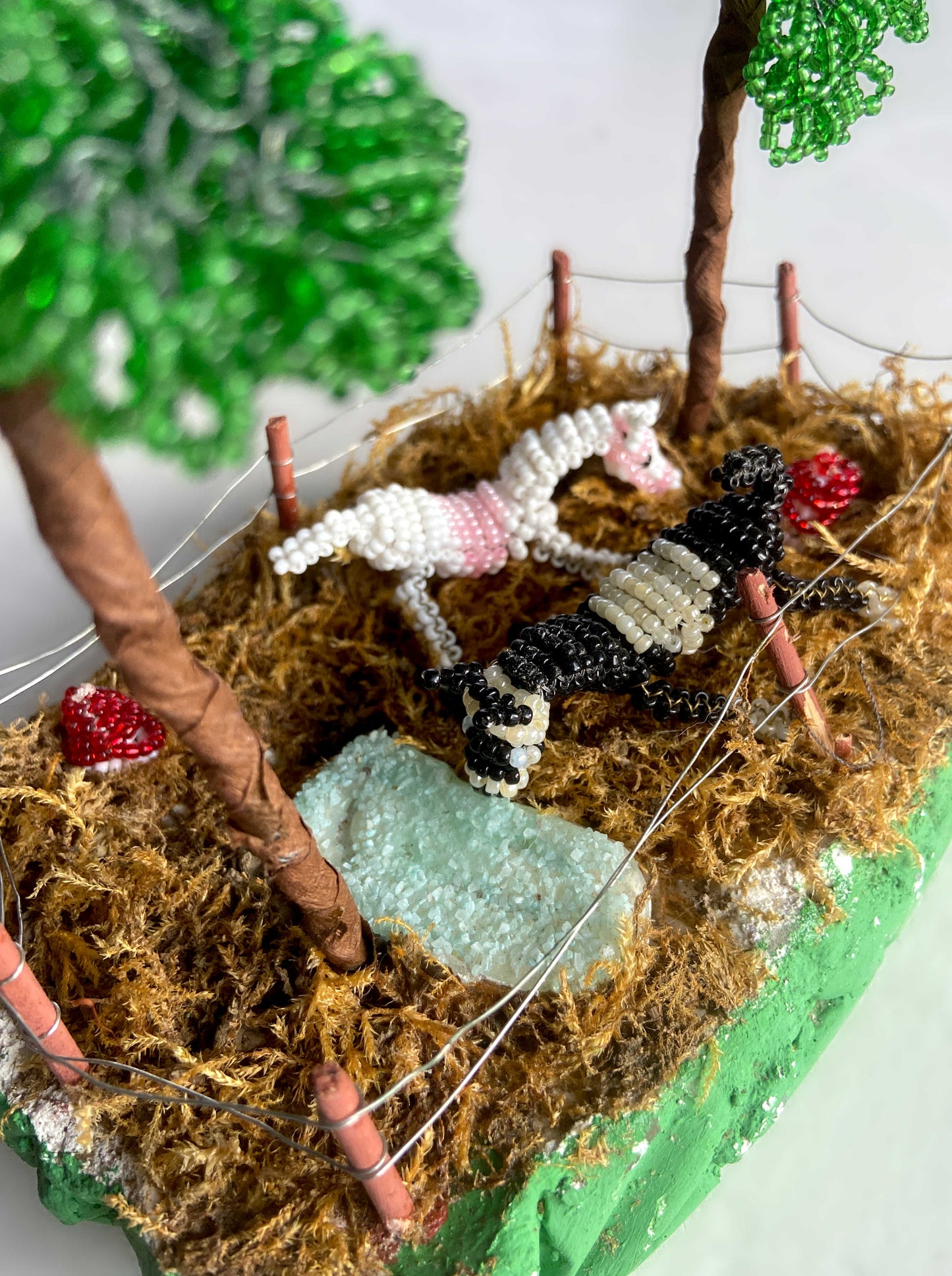 Décor miniature artisanal en perles de rocaille pâture arbres et chevaux