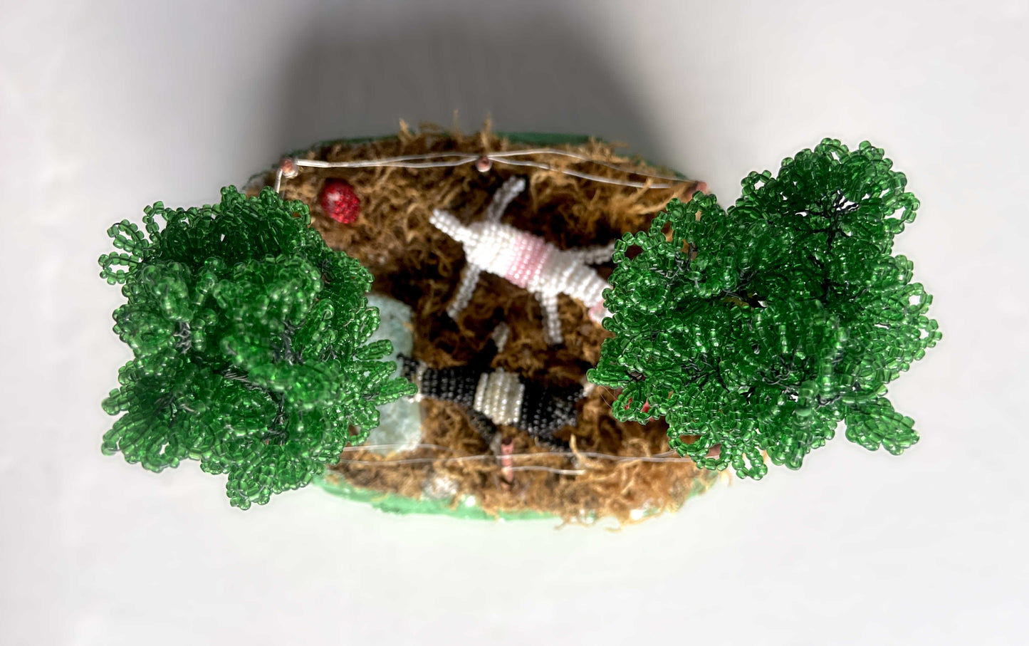 Décor miniature artisanal en perles de rocaille pâture arbres et chevaux