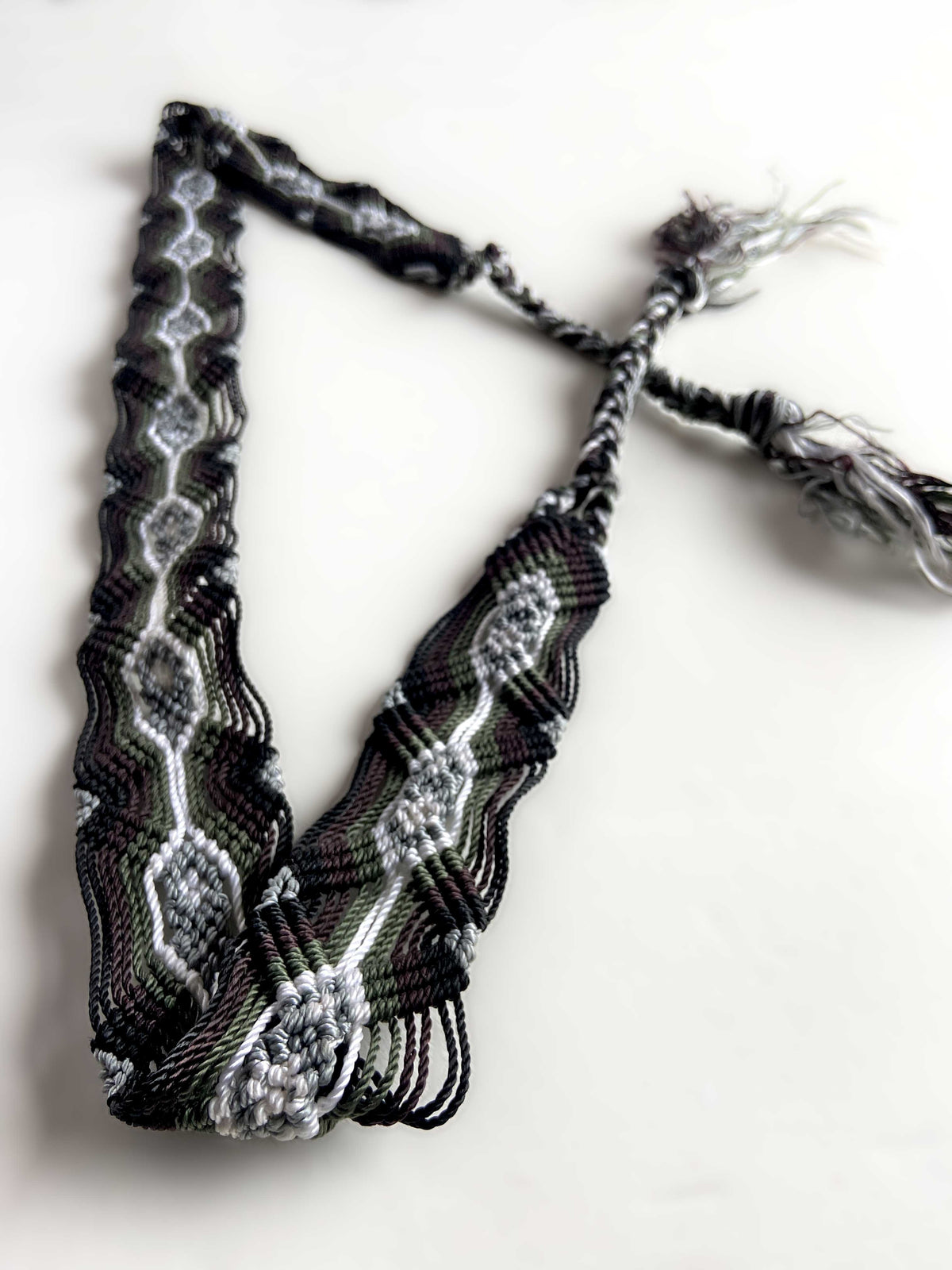 Ceinture à nouer artisanale corde macramé Amérique du sud rayée noir blanc gris vert marron 118cm