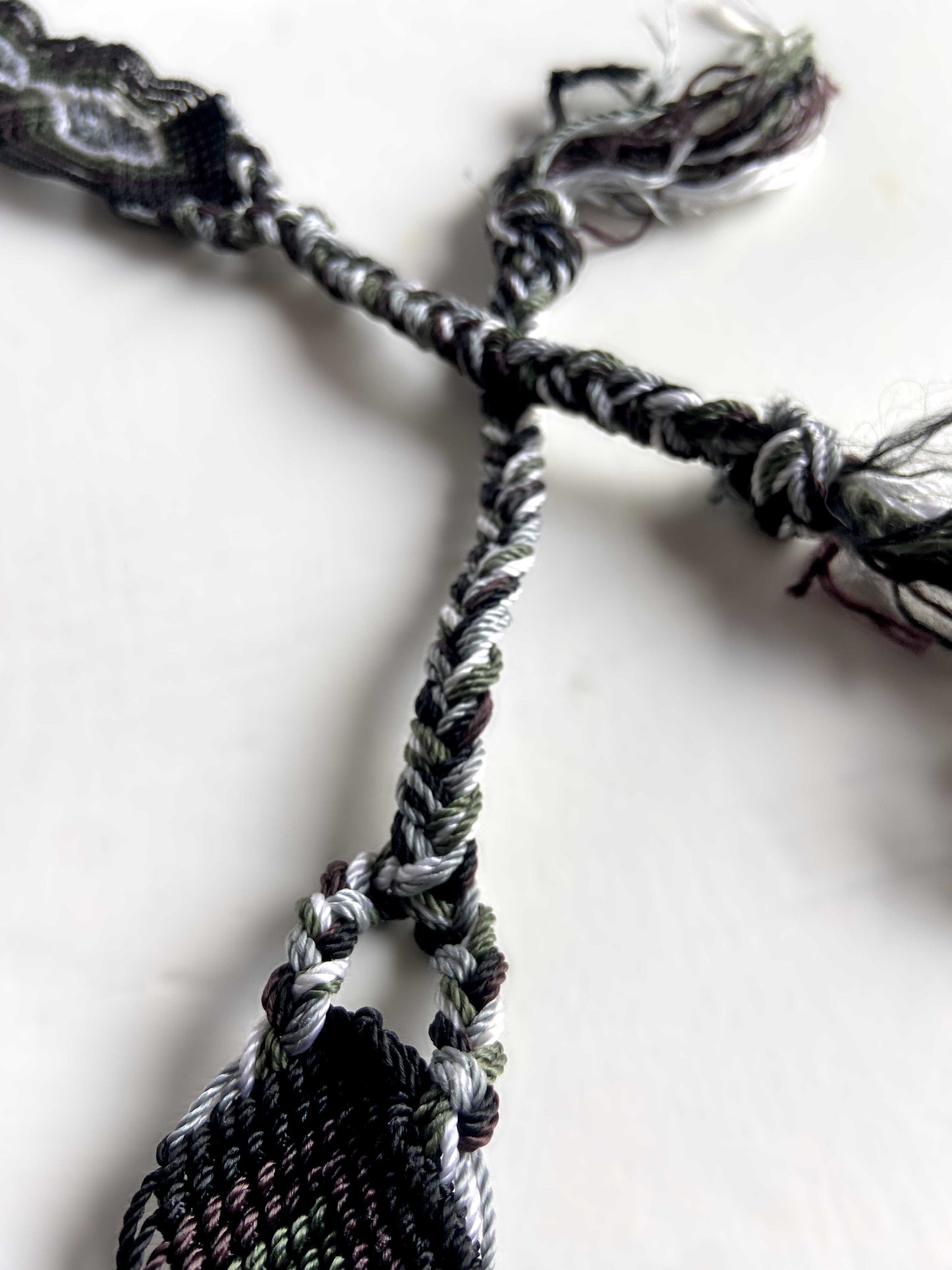 Ceinture à nouer artisanale corde macramé Amérique du sud rayée noir blanc gris vert marron 118cm