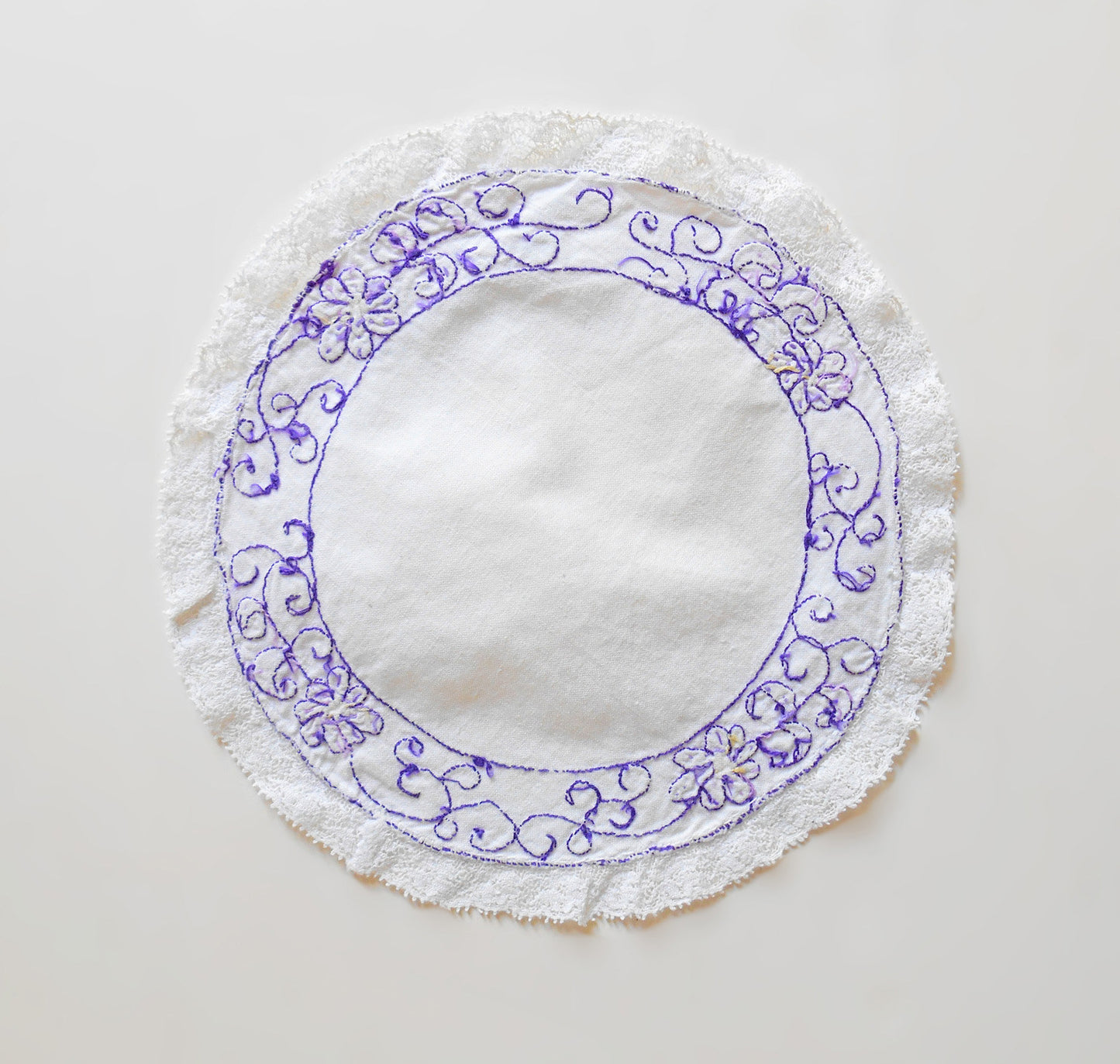 Napperon coton blanc 18cm dentelle brodé main fleurs violettes
