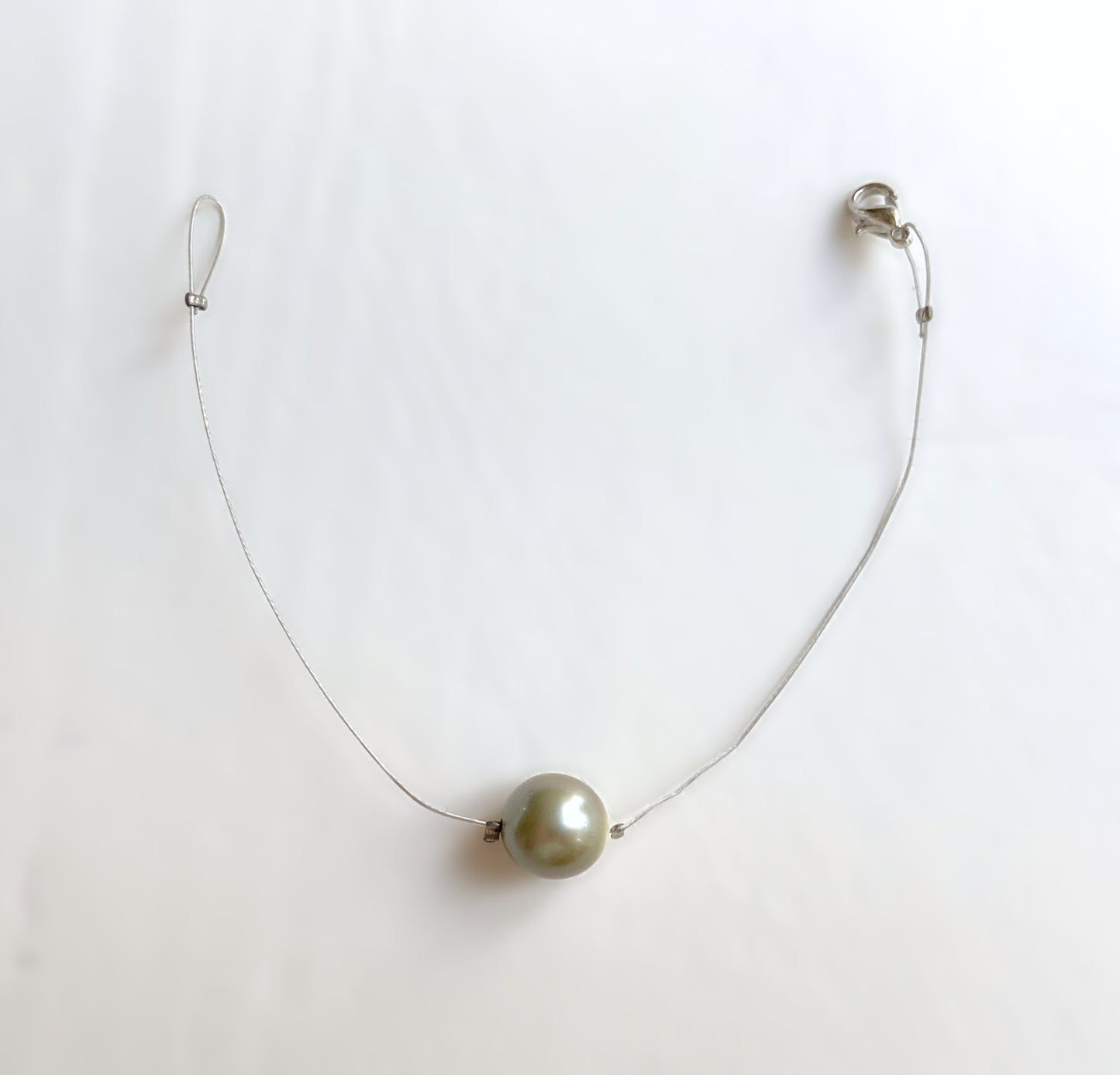 Bracelet perle de Tahiti 1cmø montée sur câble métallique intercalaires argent