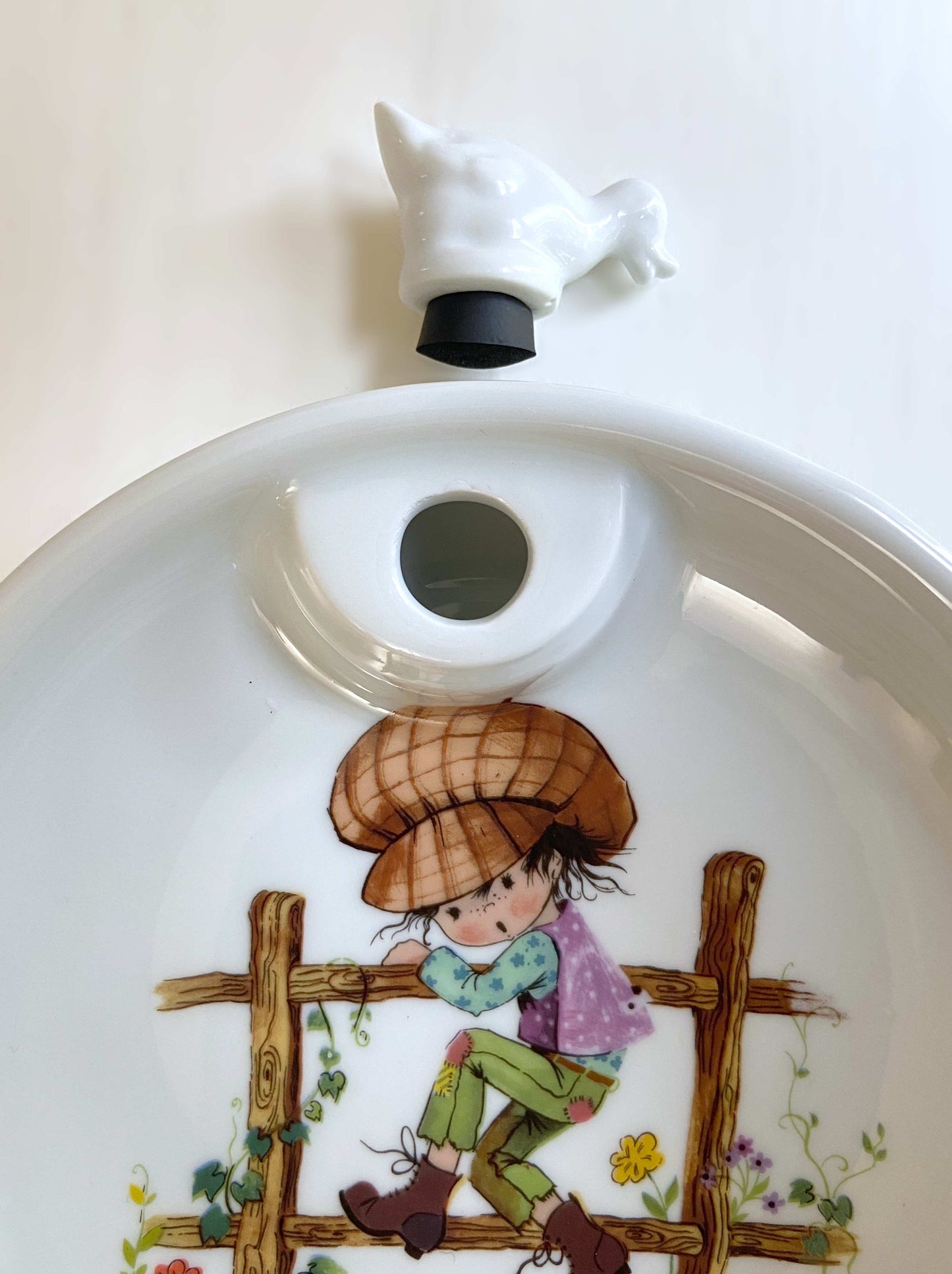 Ancienne assiette chauffante porcelaine Chauvigny© « Gavroche » Gottschlich
